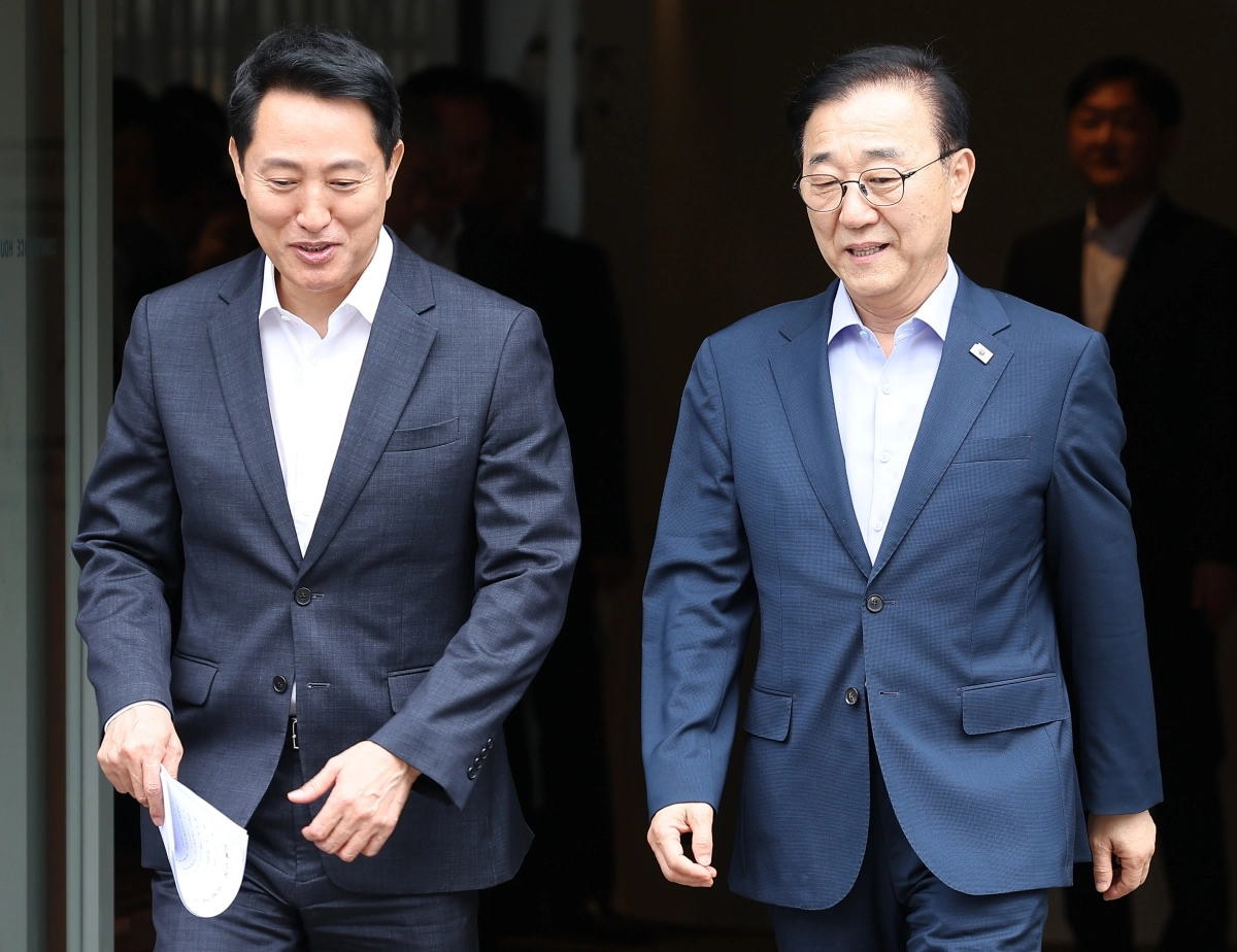 대화하며 나서는 오세훈 서울시장과 김윤덕 장관