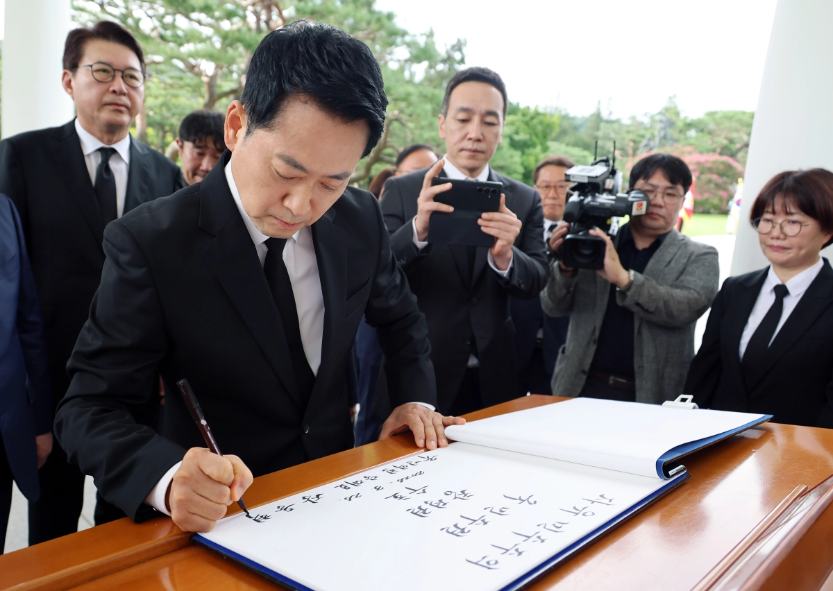 국민의힘 장동혁 대표가 취임 1주년을 맞은 26일 서울 동작구 국립서울현충원에서 현충탑을 참배한 뒤 방명록을 작성하고 있다. 연합뉴스