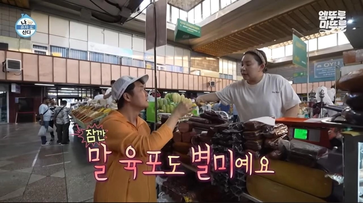카자흐스탄 최대 도시 알마티시는 21일(현지시간)  오전 11시 58분 시 공식 홈페이지에 게시한 글에서  14일 방송된 MBC ‘나 혼자 산다’ 전현무의 알마티 여행편을 소개하며 “촬영은 알마티시 관광국의 지원을 받아 진행됐다”고 밝혔다. 앞서 방송에서 전현무가 즉흥 여행을 떠난 것으로 소개된 것과 달리, 실제로는 계획에 따라 진행된 협찬 여행이었던 것 아니냐는 일각의 의혹에 대해 제작진은 25일 입장문을 통해 “촬영 지원이나 협찬 등을 받은 사실이 없다”고 반박했다. 사진은 알마티시 측이 공식 홈페이지에 올린 14일 나 혼자 산다 방송 화면. 시 측이 따로 촬영해 올린 사진과 같은 장소를 배경으로 하고 있다. 2026.8.21 알마티시 공식홈페이지