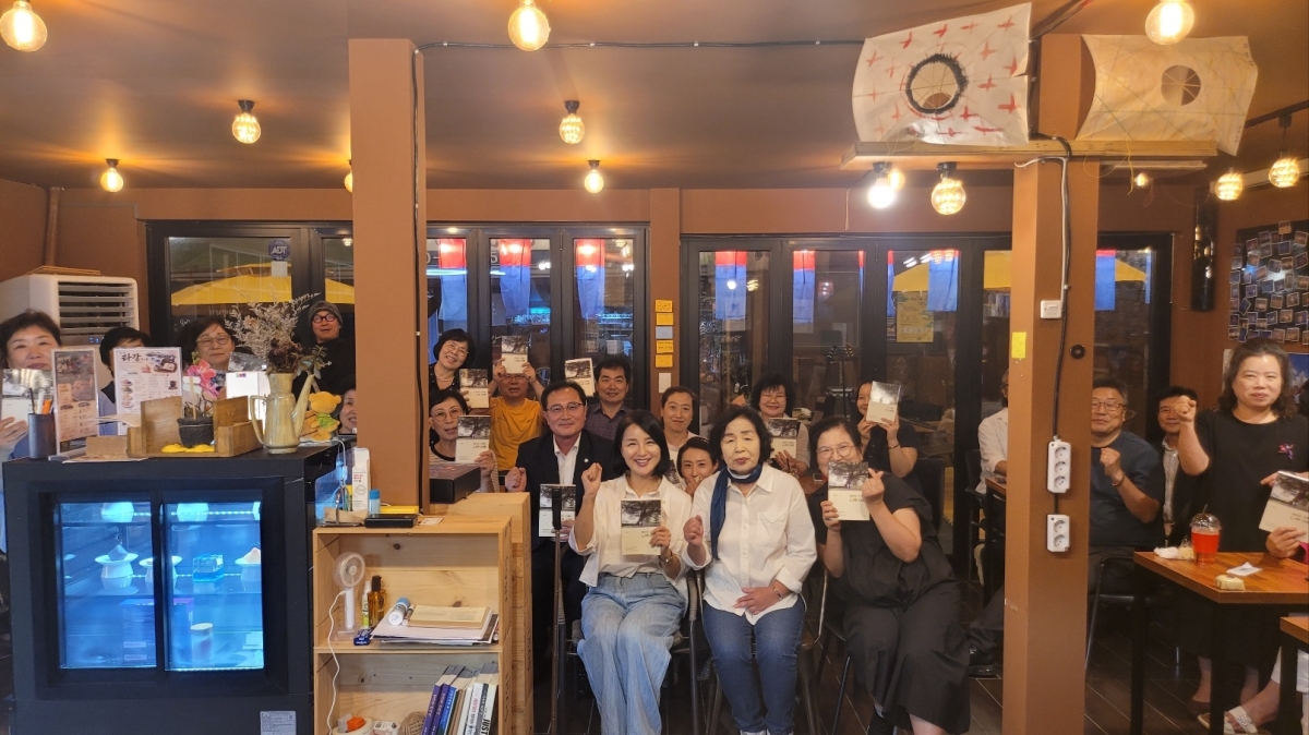지난 21일 나주시 죽전골목 상생상가 내 ‘극단 타강’에서 열린 제2회 인문학 북콘서트 참석자들이 기념촬영을 하고 있다. 나주시 제공.