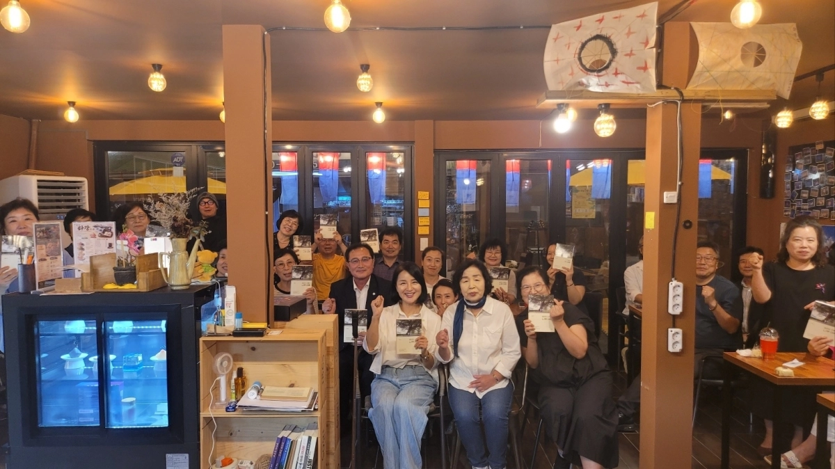 지난 21일 나주시 죽전골목 상생상가 내 ‘극단 타강’에서 열린 제2회 인문학 북콘서트 참석자들이 기념촬영을 하고 있다. 나주시 제공.