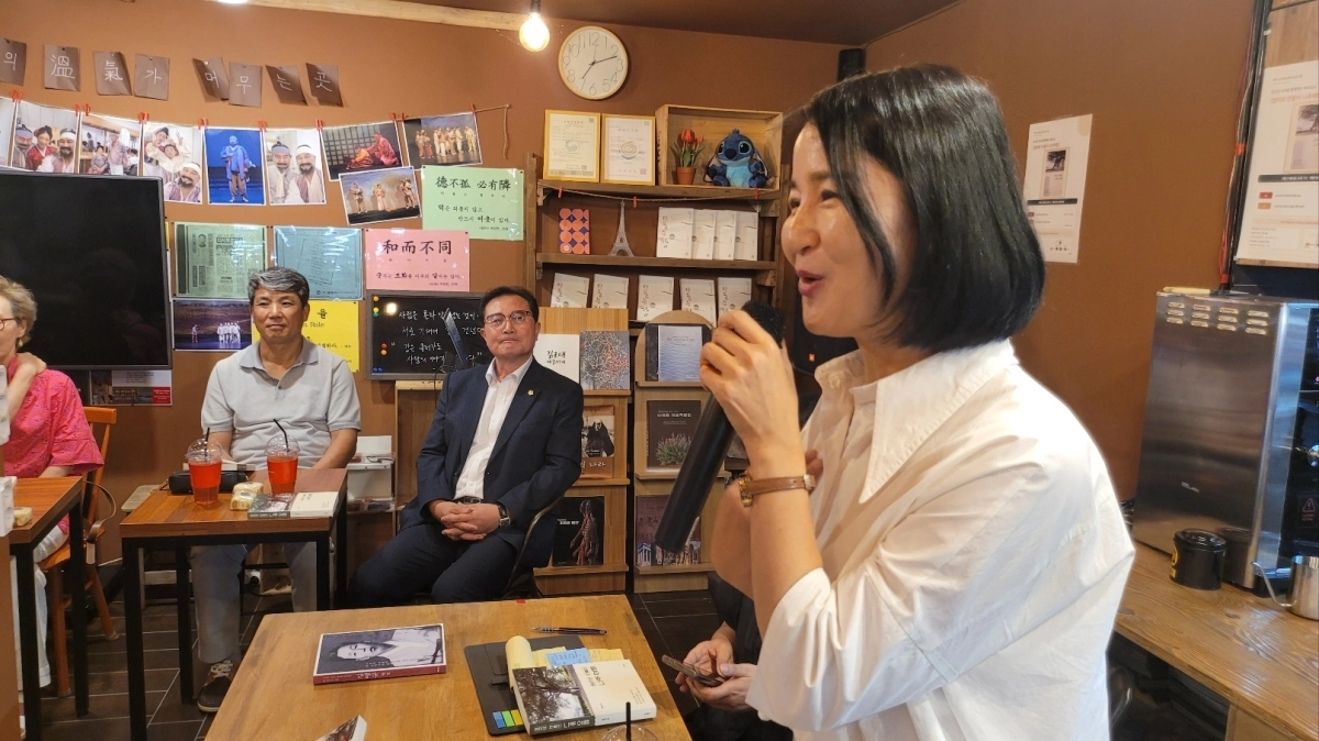 지난 21일 나주 죽전골목 상생상가 내 ‘극단 타강’에서 열린 제2회 인문학 북콘서트에서 정서연 작가(나주시의원)가 자신의 신간 《엄마와 단둘이 나주여행》을 소개하고 있다. 이날 북콘서트는 정 작가를 초청해 대담 형식으로 진행됐다.