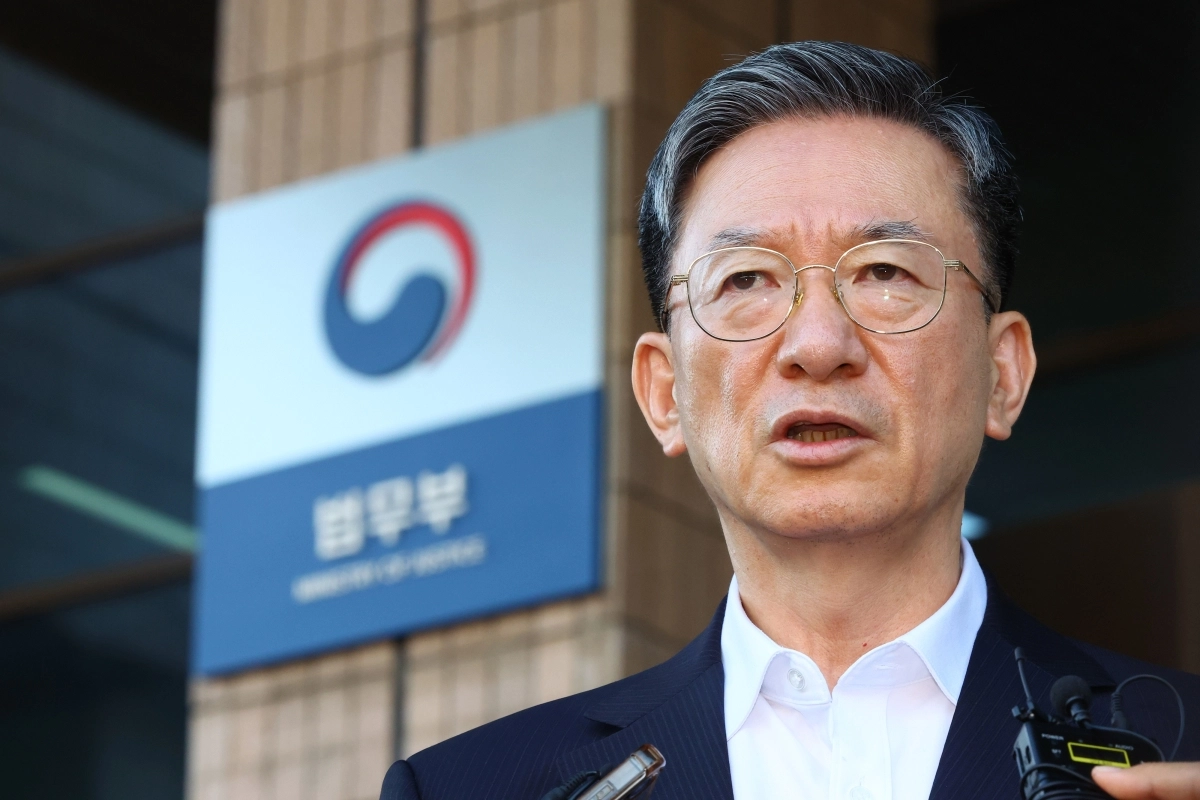 정성호 전 법무부 장관이 24일 경기 정부과천청사를 나서며 정책 과제를 완수하지 못한 아쉬움을 드러내고 있다. 청와대는 이날 정 장관의 사직서를 수리했다. 뉴시스