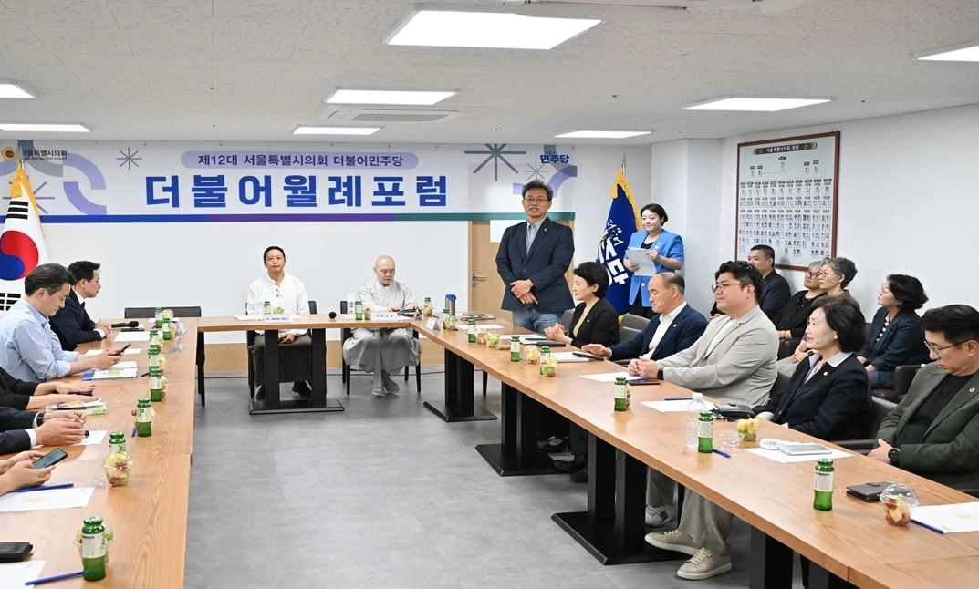 축사하는 이상훈 대표의원, 사회를 맡은 노연수 기획부대표. 서울시의회 제공