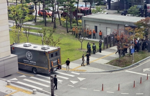 26일 전주지방법원에 폭발물 의심 신고가 접수돼 경찰과 법원 관계자들이 출입을 통제하고 수색에 나섰다. 연합뉴스