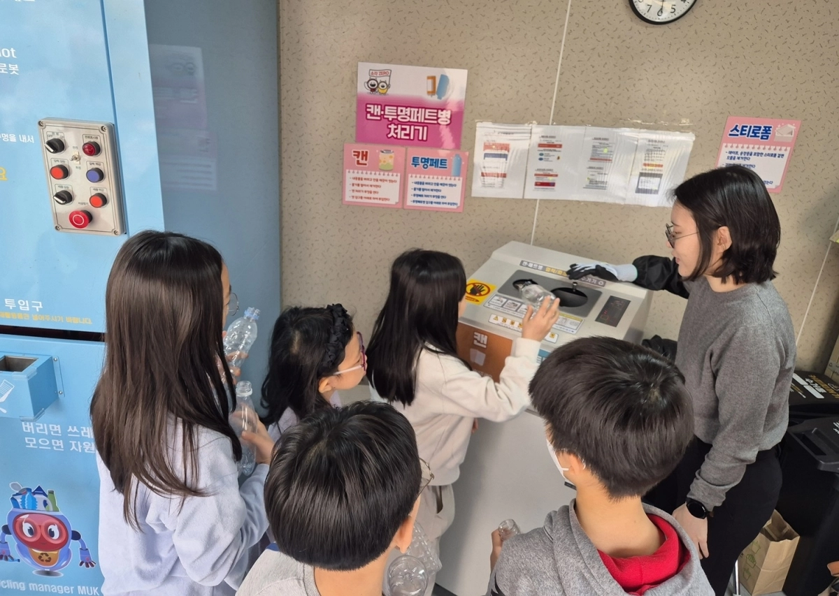 지난 5월 진행된 서울 마포 환경학교에 참여한 학생들이 재활용 분류를 체험하고 있다. 마포구 제공