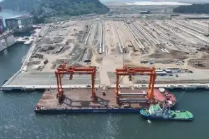 국산 자동화 하역장비 부산 신항 서 ‘컨’ 반입 시작…내년까지 34기 운송