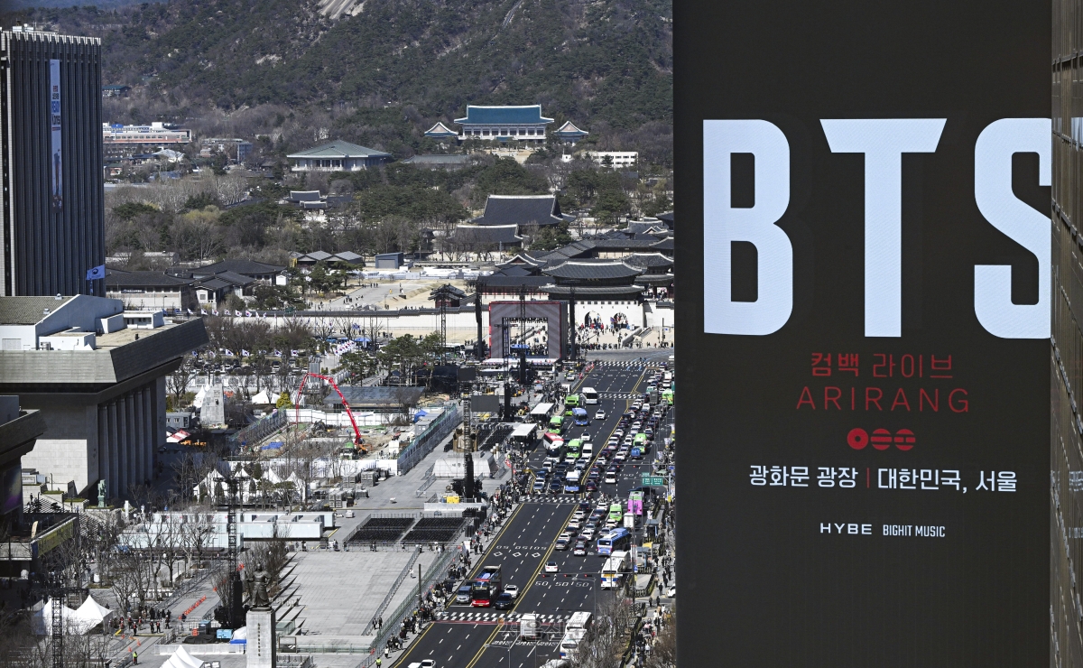 방탄소년단(BTS) 광화문 공연을 이틀 앞둔 19일 서울 종로구 광화문 광장에서 막바지 무대 준비 작업이 이뤄지고 있다. 2026.3.19 이지훈 기자