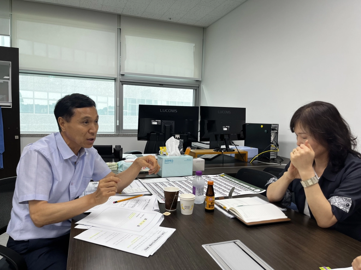 ▲이건한 의원이 24일 유보통합준비단 엄신옥 단장과 업무보고를 진행하며 경기형 유보통합 추진 방안에 대해 의견을 나누고 있다. (사진=경기도의회)