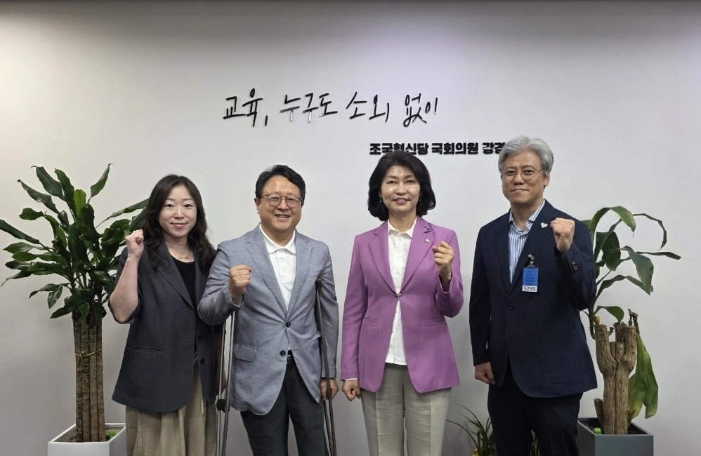 왼쪽부터 민여진 사무국장, 김동호 정책위원장, 강경숙 의원, 임지준 이사 (스마일재단 제공)