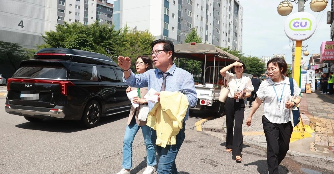 김정식 구청장이 직원들과 현장을 찾고 있다. 미추홀구 제공