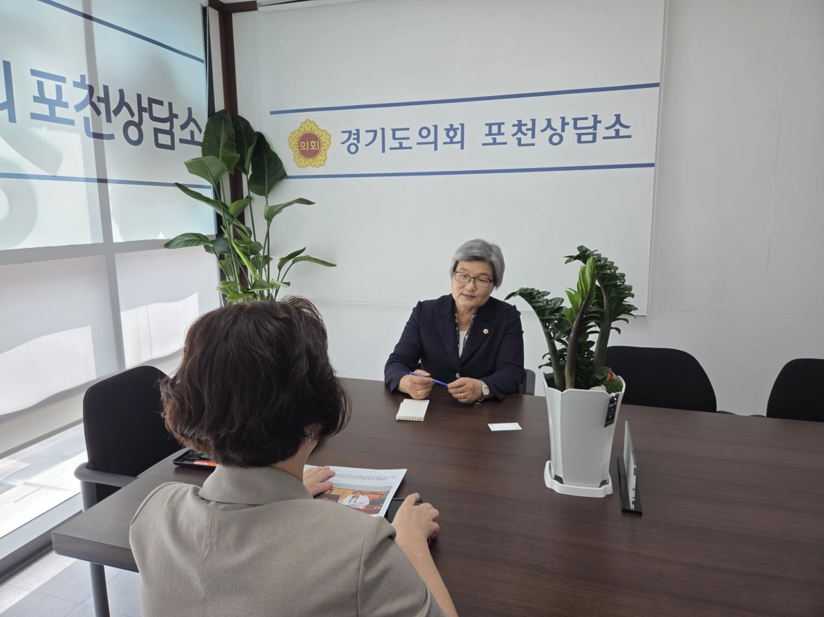 ▲최순자 의원이 25일 경기도의회 포천상담소에서 더감동교육심리센터 이명록 센터장으로부터 아동·청소년 심리상담 현황 및 고충을 청취하고 있다. (사진=경기도의회)
