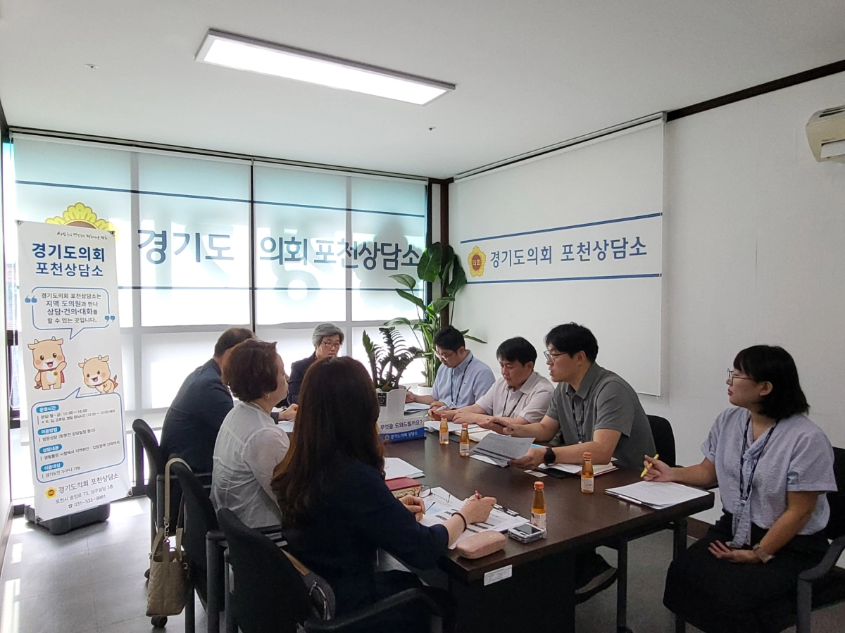 ▲최순자 의원이 25일 경기도의회 포천상담소에서 경기도포천교육지원청 관계자들과 정담회를 갖고 포천교육 주요 사업 및 예산 현황을 점검하고 있다. (사진=경기도의회)