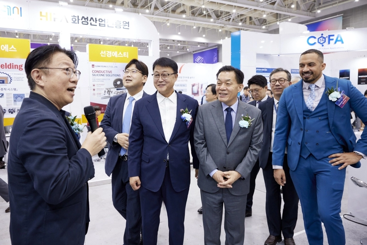 26일 수원컨벤션센터에서 열린 2026 차세대 반도체 패키징 산업전(ASPS) 개막식에서 주형철 경제부지사(왼쪽 두 번째)와 이재준 수원시장(오른쪽 두 번째)가 전시장 투어를 하고 있다. 경기도 제공