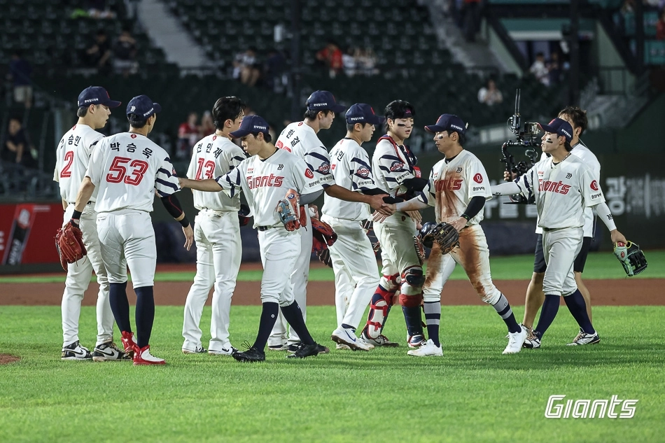 롯데 선수들이 지난 18일 키움과의 홈경기에서 0-8로 뒤지다 7회에만 13점을 쓸어 담으며 역전승을 거둔 뒤 승리를 자축하고 있다. 롯데 자이언츠 제공