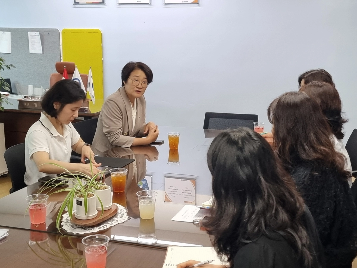 ▲여성가족평생교육위원회 신미숙 부위원장이 25일 화성지역 학교 관계자들과 간담회를 열고 과밀 및 통학 환경 개선 방안을 논의하고 있다. (사진=경기도의회)