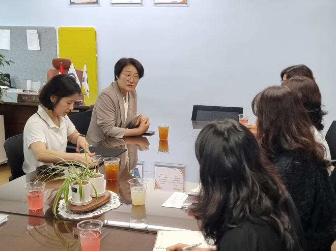신미숙 경기도의원, 이솔초·호연고 방문…“학교 규모와 여건에 맞는 도의회 차원의 지원 필요”