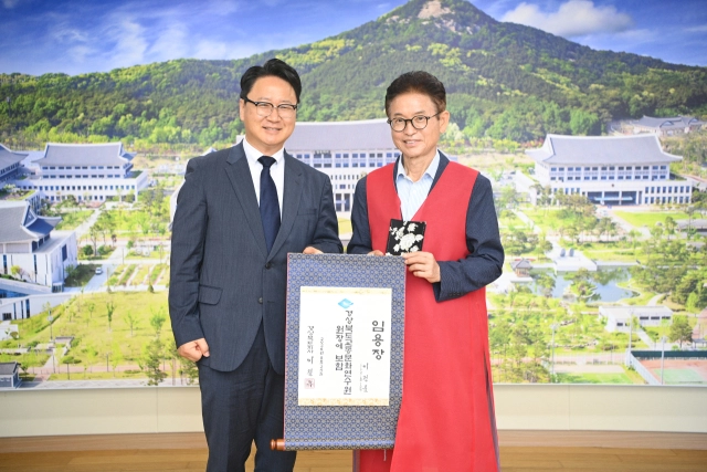 이정률(왼쪽) 신임 경북도교통문화연수원장이 이철우 경북지사로부터 임용장을 받고 있다. 경북도교통문화연수원 제공