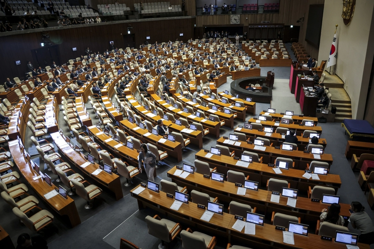 국민의힘 소속 의원들이 26일 서울 여의도 국회에서 열린 본회의에서 이진숙 의원 제명 촉구 결의안이 상정되자 표결에 반대하며 희의장을 나서고 있다. 2026.8.26 뉴시스