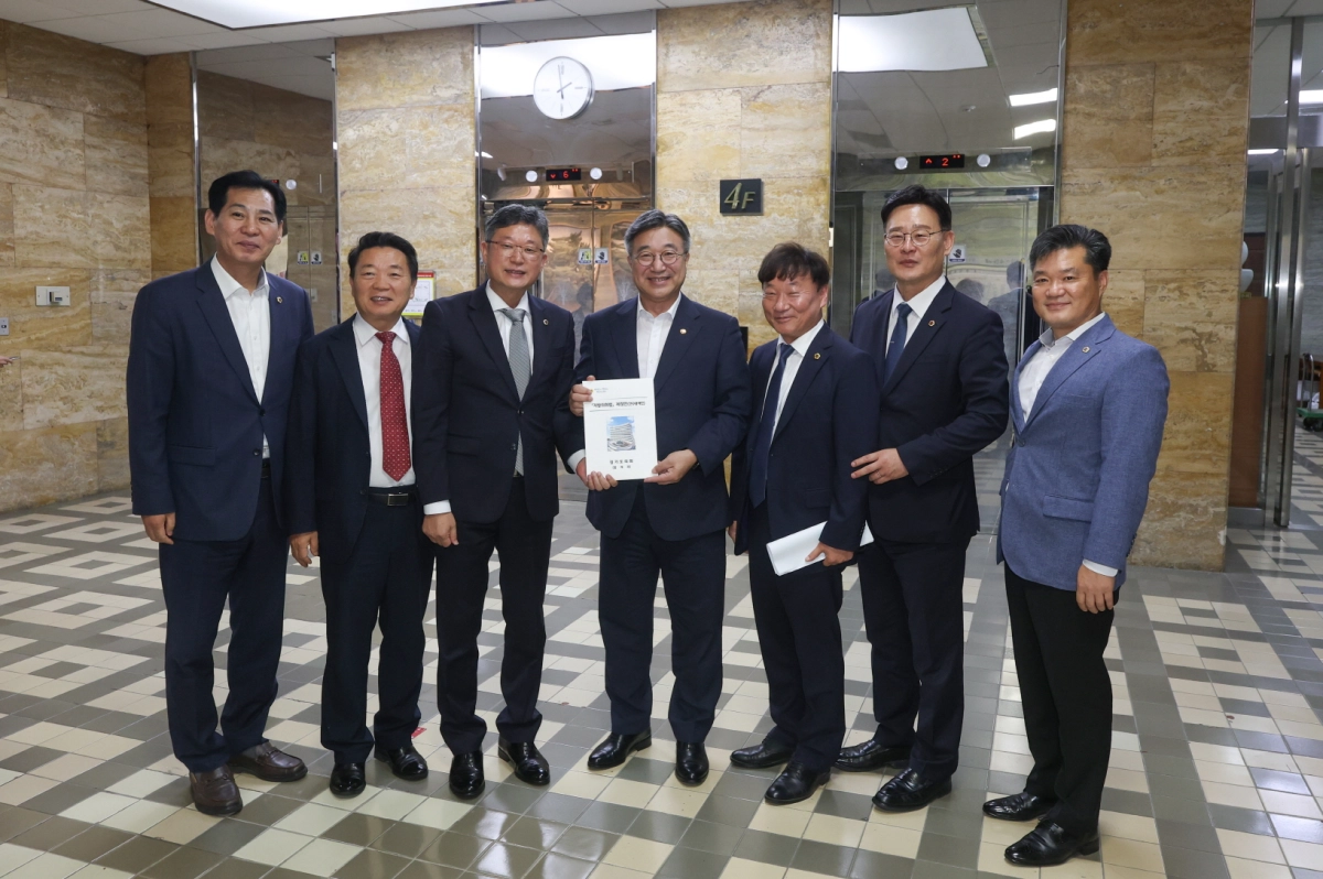 ▲남종섭 경기도의회 의장(오른쪽 세 번째)을 비롯한 경기도의회 TF 위원들이 국회 복도에서 윤호중 행정안전부 장관(가운데)을 만나 경기도의회 자체 지방의회법 제정안을 전달한 뒤 기념촬영을 하고 있다. (사진=경기도의회)