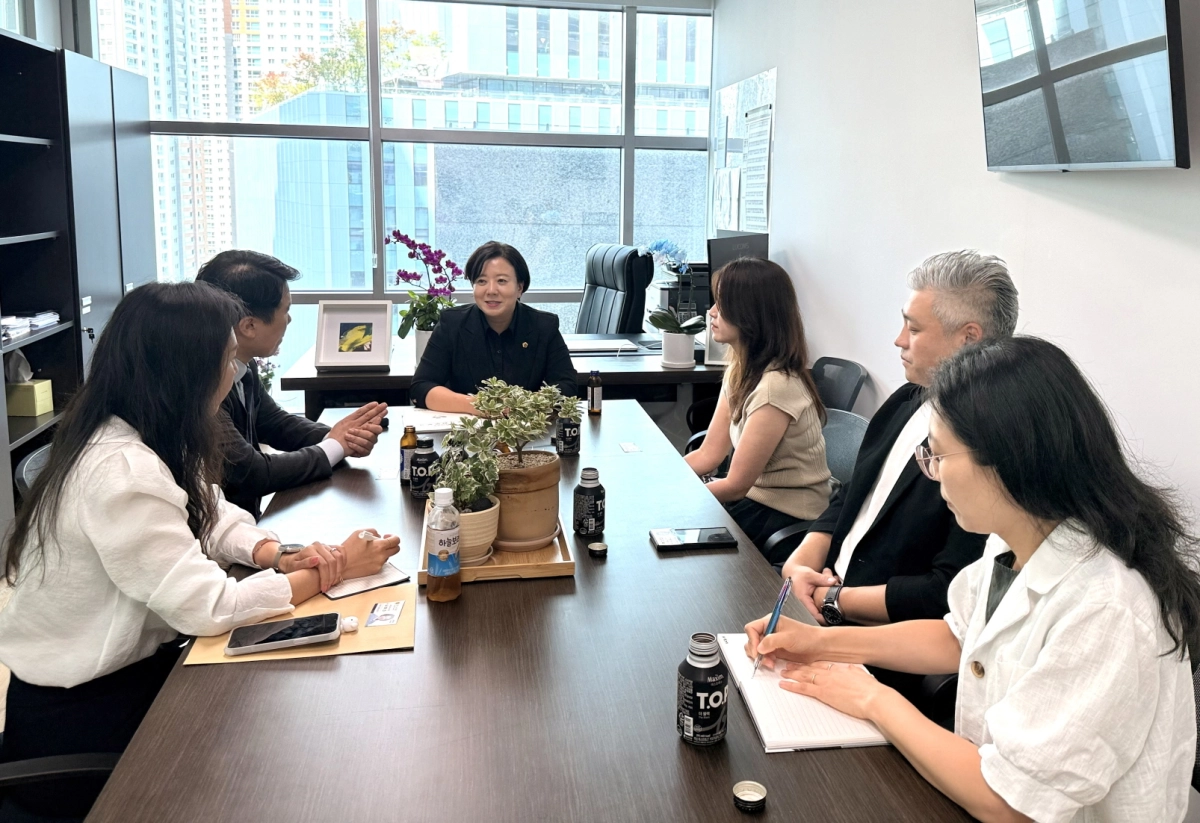 ▲서혜진 의원이 25일 의원실에서 수원특례시 학교운영위원협의회 임원진과 교육 현안 해결을 위한 정담회를 진행하고 있다. (사진=경기도의회)