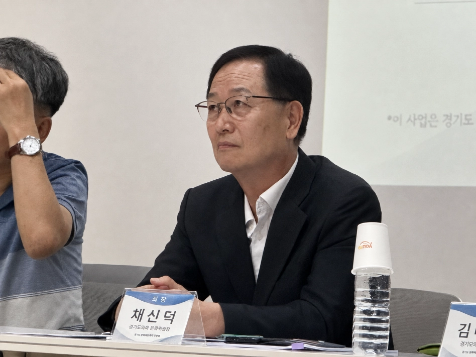 ▲경기도의회 문화체육관광위원회 채신덕 위원장이 25일 경기상상캠퍼스에서 열린 ‘2026 경기도 문화예술정책 토론회’에서 좌장을 맡아 발제자들의 발표를 경청하고 있다. (사진=경기도의회)