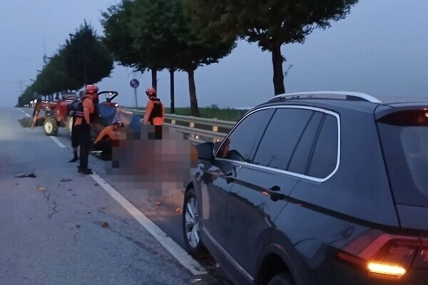26일 오전 5시 30분쯤 충북 제천시 신월동의 한 도로에서 70대 남성이 운전하던 스포츠유틸리티차(SUV)가 앞서가던 트랙터를 들이받아 1명이 숨지고 2명이 다쳤다. 제천소방서 제공
