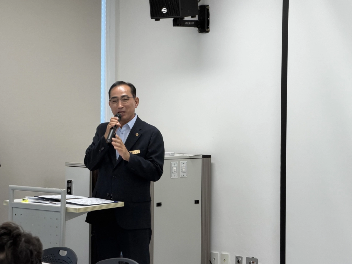 ▲경기도의회 기획재정위원회 김창식 위원장이 25일 연천군 종합복지관에서 열린 ‘평화·안보 역사자원의 체계적 보존 및 활용을 위한 입법정책토론회’에서 축사를 하고 있다. (사진=경기도의회)