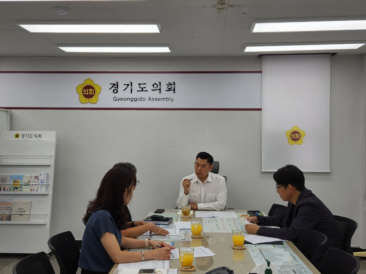 ▲김지호 의원이 21일 경기도의회 의정부상담소에서 의정부시 버스정책과 관계자들로부터 대중교통 현안을 보고받고 대책을 논의하고 있다. (사진=경기도의회)