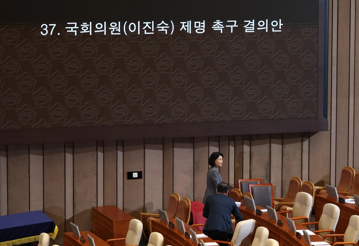 이진숙 국민의힘 의원이 26일 국회에서 열린 제438회 국회(임시회) 제2차 본회의에서 국회의원(이진숙) 제명 촉구 결의안이 상정되자 본회의장을 나가고 있다. 뉴시스