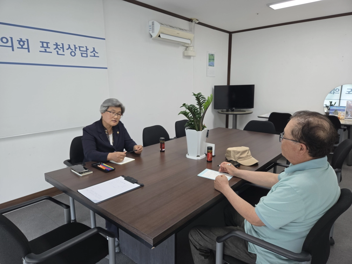 ▲최순자 의원이 25일 경기도의회 포천상담소에서 포천시 탄소중립지원센터 박광복 회장과 정담회를 갖고 포천 역사·문화 관광자원 연계 방안을 논의하고 있다. (사진=경기도의회)