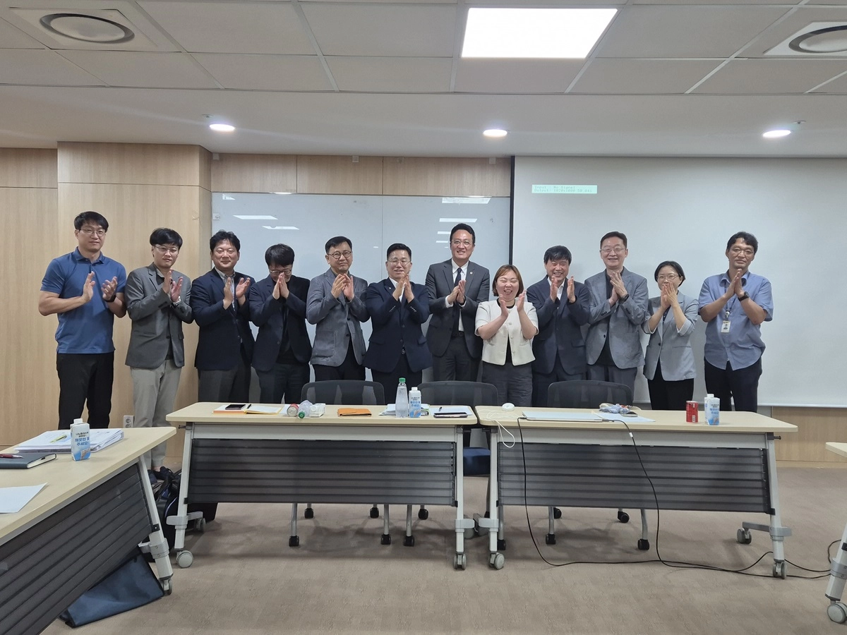 ▲채명신 의원과 전자영 의원, 경기도 및 산하 문화·관광기관 관계자들이 25일 도의회 중회의실에서 기흥호수공원 야외음악당 활용방안 정담회를 마친 뒤 기념촬영을 하고 있다. (사진=경기도의회)