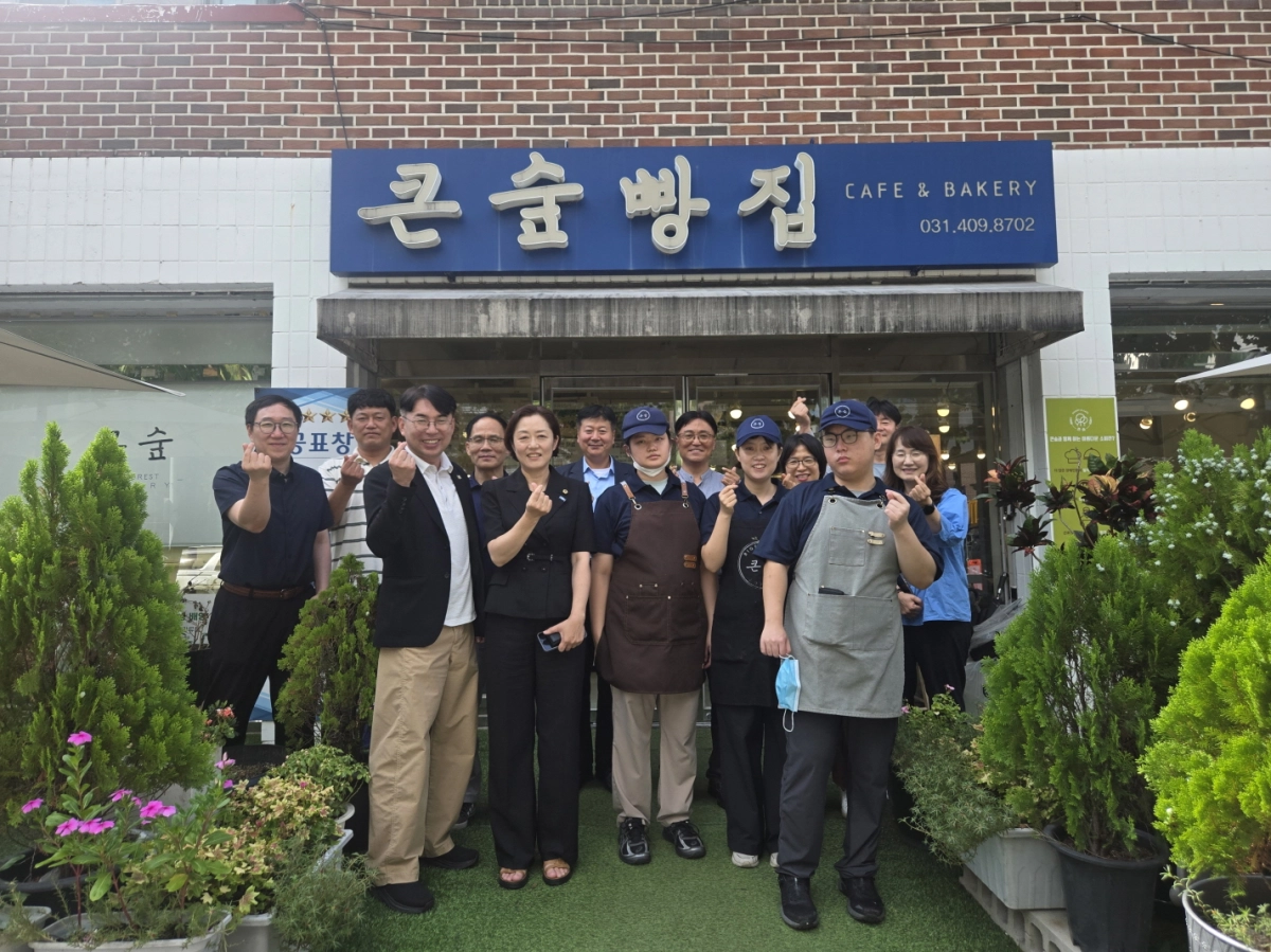 ▲차유미 의원이 25일 안산시 단원구 장애인직업재활시설 ‘큰숲빵집’ 사동 본점 앞에서 시설 관계자 및 장애인 근로자들과 함께 기념촬영을 하고 있다. (사진=경기도의회)
