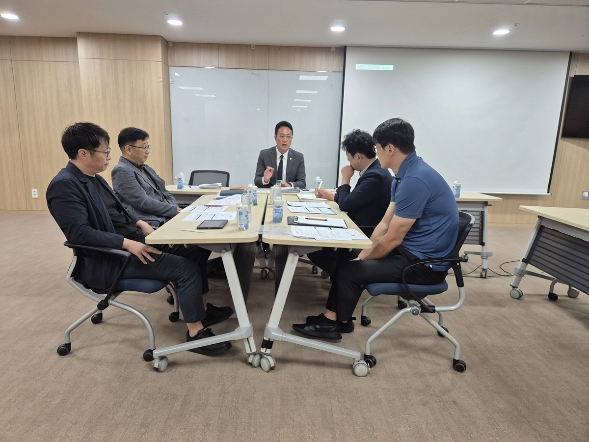 ▲채명신 의원이 25일 도의회 중회의실에서 경기국악원 관계자들과 정담회를 열고 전통문화 프로그램 확대 및 접근성 개선 방안을 논의하고 있다. (사진=경기도의회)