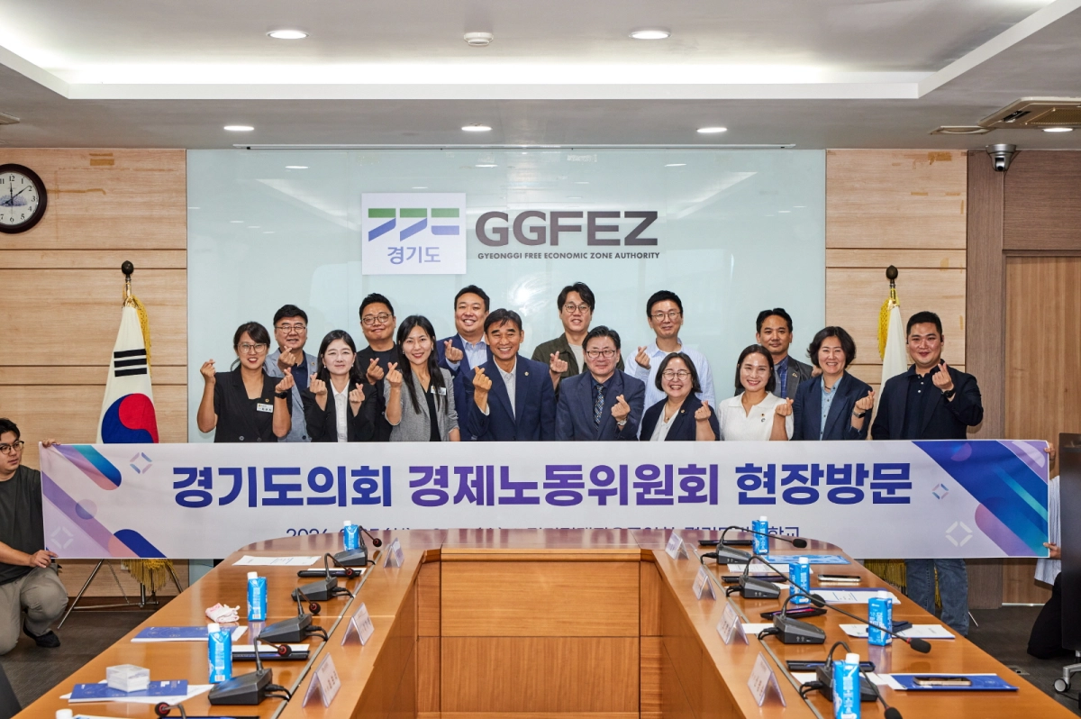 ▲경기도의회 경제노동위원회 의원들이 경기경제자유구역청(GGFEZ) 회의실에서 지구별 개발 현황 및 투자유치 업무보고를 청취한 후 기념촬영을 하고 있다. (사진=경기도의회)