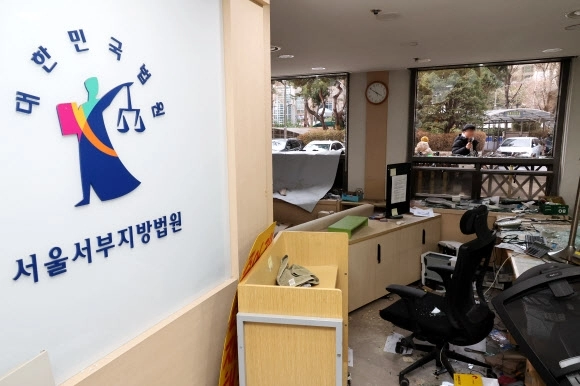 지난해 1월 19일 서울서부지법 폭동 사태 직후 청사 내부가 파손된 모습. 연합뉴스