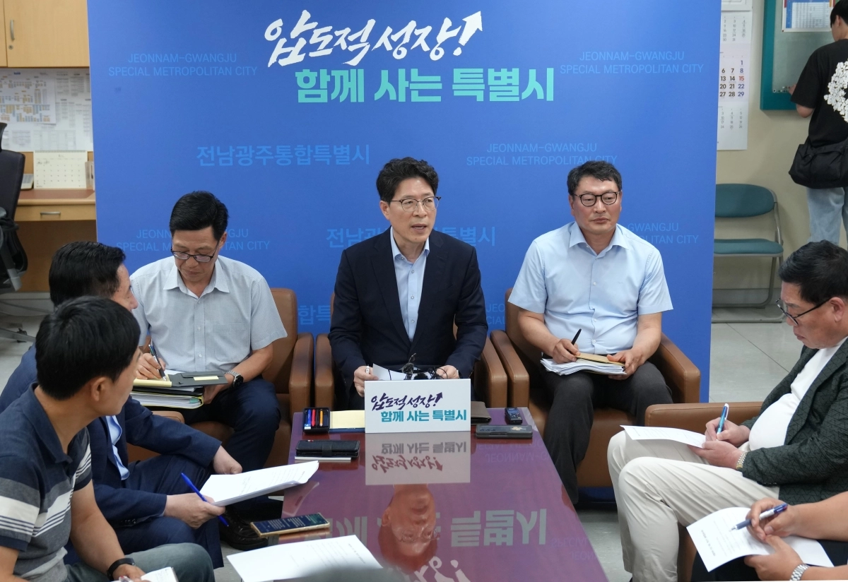 황기연 전남광주통합특별시 행정부시장이 26일 무안청사 기자실에서 국립의과대학 설립 관련 기자간담회를 하고 있다. 전남광주통합특별시 제공