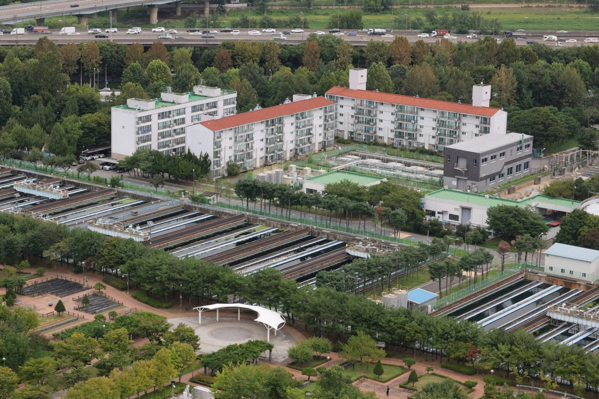 26일 용산공원을 활용한 주택공급 대안으로 부상한 서울 강남구 일원동 탄천물재생센터의 전경. 이곳은 약 39만3000㎡ 규모로, 정부가 주택공급 가능성을 검토해온 용산어린이정원 약 30만㎡보다 9만㎡가량 더 넓다. 연합뉴스