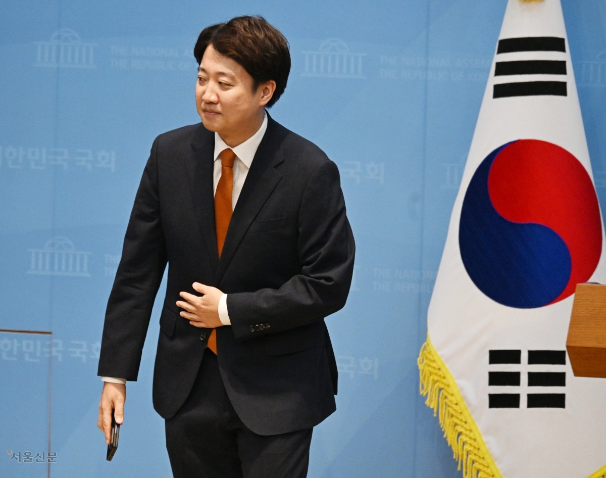 이준석 개혁신당 대표가 26일 국회 소통관에서 기자회견을 열어 대표직 사퇴를 발표한 뒤 자리를 떠나고 있다. 안주영 전문기자