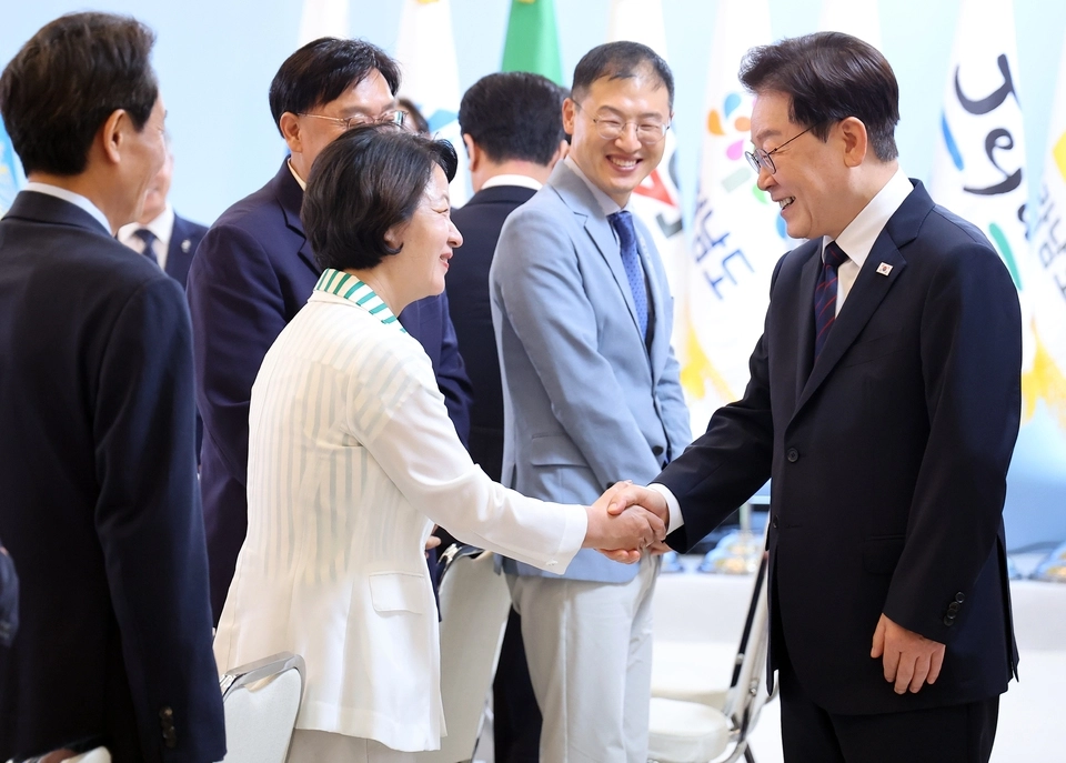 이재명 대통령과 추미애 경기지사가 26일 청와대에서 열린 제10회 중앙지방협력회의에서 인사하고 있다. 연합뉴스