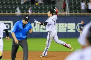 “이게 야구지….”  위기와 찬스 교차한 운명의 연장 10회말, 감독들 웃고 울린 공 하나