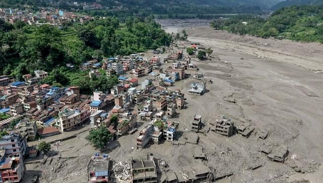 26일(현지시간) 네팔에 발생한 홍수로 강가의 집들이 진흙탕 물에 잠긴 모습. AFP 연합뉴스