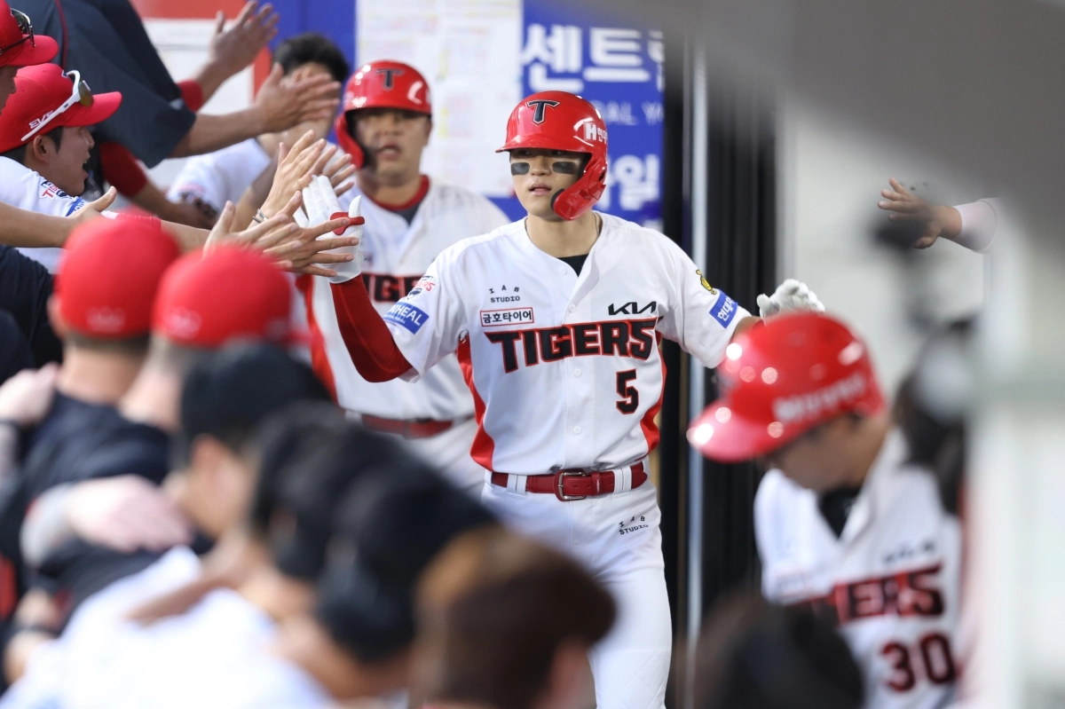 KIA 김도영이 26일 롯데와의 홈경기 1회말 역전 3점 홈런을 터뜨린 뒤 더그아웃에서 동료들과 하이파이브를 나누고 있다.    KIA 타이거즈 제공