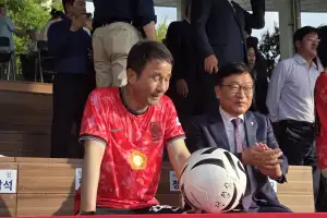 공방 대신 ‘패스’…여야 의원들 축구장서 ‘티키타카’