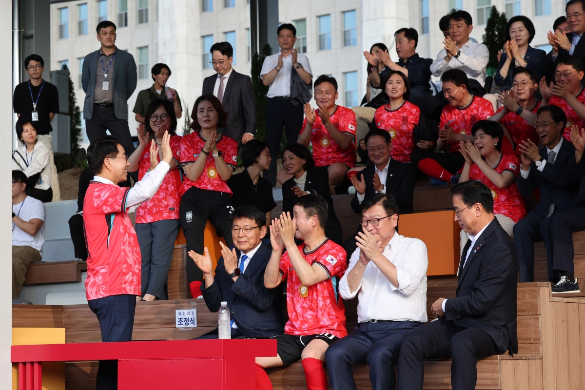 26일 국회 운동장에서 열린 제22대 국회의원축구연맹 축구대회에서 조정식 국회의장과 한 팀으로 뭉친 여야 의원들이 환호하고 있다. 국회의장실 제공
