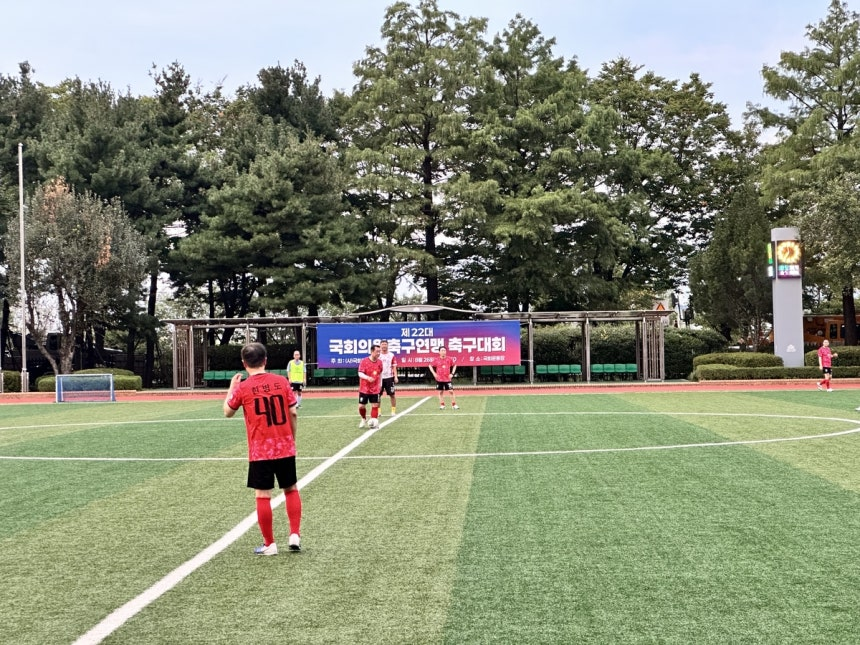 국회 의원축구연맹 의원들이 26일 국회 운동장에서 친선 경기를 하고 있다. 연합뉴스