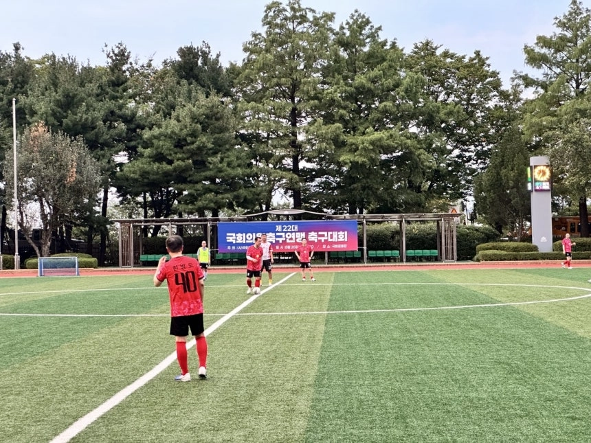 국회 의원축구연맹 의원들이 26일 국회 운동장에서 친선 경기를 하고 있다. 연합뉴스