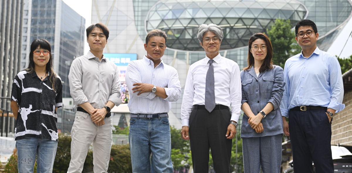 서울신문 독자권익위원회 위원들이 28일 서울 중구 컨퍼런스하우스 달개비에서 기념 촬영을 하고 있다. 왼쪽부터 이상은(고려대 미디어학과 석사과정) 위원, 이명행(SK하이닉스 PR기획팀장) 위원, 박경환(서울시 민생노동국장) 위원, 김춘식(한국외대 미디어커뮤니케이션학부 교수) 위원장, 차윤주(연세드림세무회계 대표) 위원, 홍정석(법무법인 화우 변호사) 위원.
