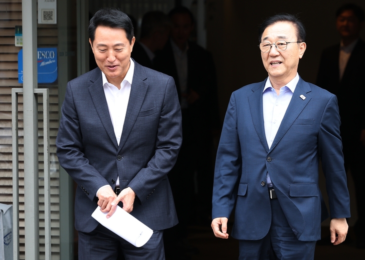 김윤덕(오른쪽) 국토교통부 장관과 오세훈 서울시장이 26일 서울 모처의 한 식당에서 용산공원을 활용한 주택 공급 등 서울 주택 문제를 협의한 뒤 나서고 있다. 연합뉴스