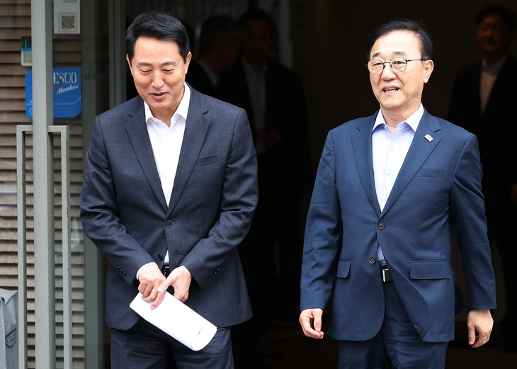 김윤덕(오른쪽) 국토교통부 장관과 오세훈 서울시장이 26일 서울 모처의 한 식당에서 용산공원을 활용한 주택 공급 등 서울 주택 문제를 협의한 뒤 나서고 있다. 연합뉴스